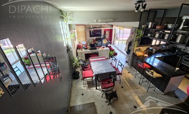 Complejo al frente con cochera y seis unidades habitacionales – Ideal inversión