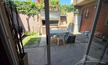 Complejo al frente con cochera y seis unidades habitacionales – Ideal inversión