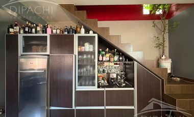 Complejo al frente con cochera y seis unidades habitacionales – Ideal inversión