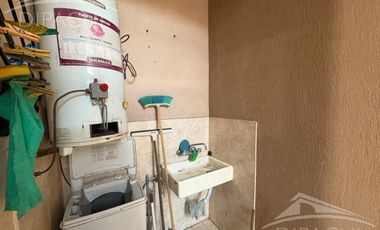 Complejo al frente con cochera y seis unidades habitacionales – Ideal inversión