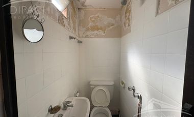 Complejo al frente con cochera y seis unidades habitacionales – Ideal inversión