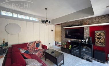 Complejo al frente con cochera y seis unidades habitacionales – Ideal inversión