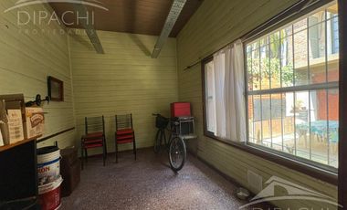 Complejo al frente con cochera y seis unidades habitacionales – Ideal inversión