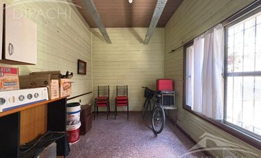 Complejo al frente con cochera y seis unidades habitacionales – Ideal inversión