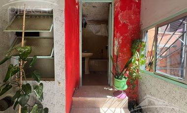 Complejo al frente con cochera y seis unidades habitacionales – Ideal inversión