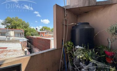 Complejo al frente con cochera y seis unidades habitacionales – Ideal inversión