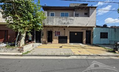 Complejo al frente con cochera y seis unidades habitacionales – Ideal inversión