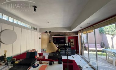 Complejo al frente con cochera y seis unidades habitacionales – Ideal inversión