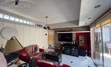 Complejo al frente con cochera y seis unidades habitacionales – Ideal inversión