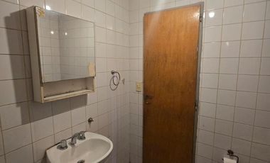 Complejo al frente con cochera y seis unidades habitacionales – Ideal inversión