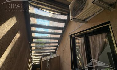 Complejo al frente con cochera y seis unidades habitacionales – Ideal inversión