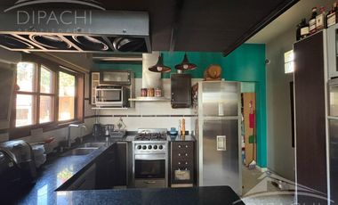 Complejo al frente con cochera y seis unidades habitacionales – Ideal inversión