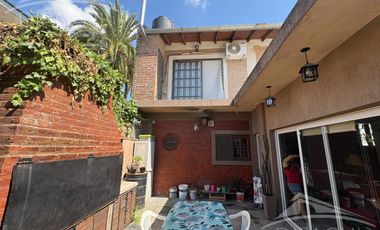 Complejo al frente con cochera y seis unidades habitacionales – Ideal inversión