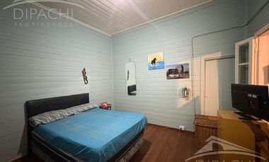 Complejo al frente con cochera y seis unidades habitacionales – Ideal inversión