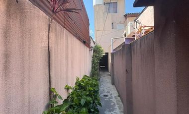 Complejo al frente con cochera y seis unidades habitacionales – Ideal inversión