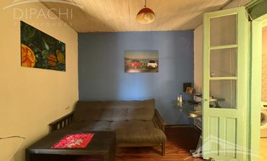 Complejo al frente con cochera y seis unidades habitacionales – Ideal inversión