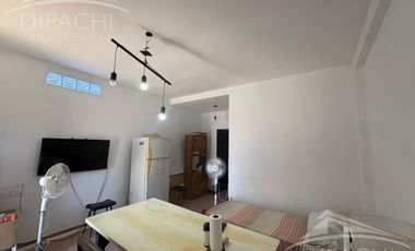 Complejo al frente con cochera y seis unidades habitacionales – Ideal inversión