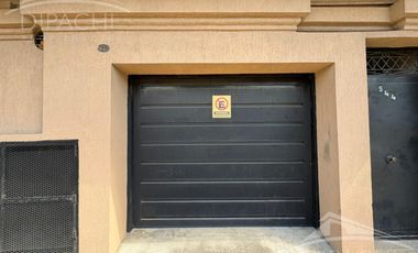 Complejo al frente con cochera y seis unidades habitacionales – Ideal inversión