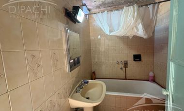 Complejo al frente con cochera y seis unidades habitacionales – Ideal inversión