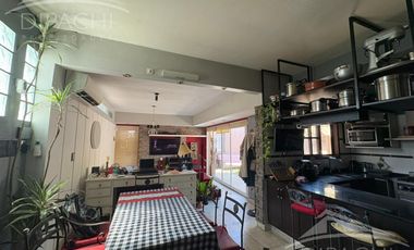 Complejo al frente con cochera y seis unidades habitacionales – Ideal inversión