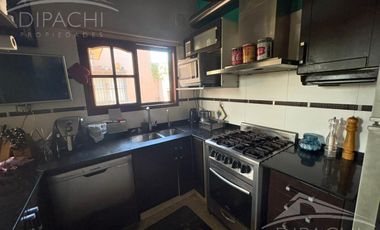 Complejo al frente con cochera y seis unidades habitacionales – Ideal inversión