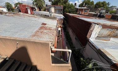 Complejo al frente con cochera y seis unidades habitacionales – Ideal inversión