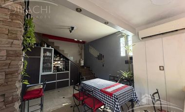 Complejo al frente con cochera y seis unidades habitacionales – Ideal inversión