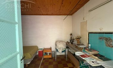 Complejo al frente con cochera y seis unidades habitacionales – Ideal inversión