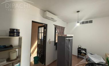 Complejo al frente con cochera y seis unidades habitacionales – Ideal inversión