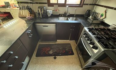 Complejo al frente con cochera y seis unidades habitacionales – Ideal inversión