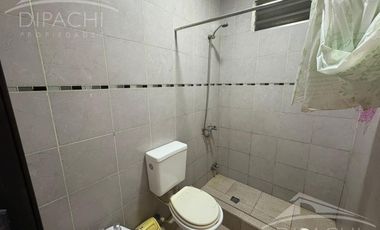 Complejo al frente con cochera y seis unidades habitacionales – Ideal inversión