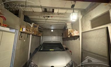 Complejo al frente con cochera y seis unidades habitacionales – Ideal inversión