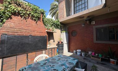 Complejo al frente con cochera y seis unidades habitacionales – Ideal inversión