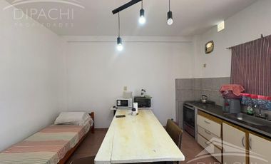 Complejo al frente con cochera y seis unidades habitacionales – Ideal inversión