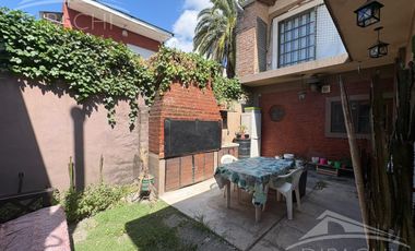 Complejo al frente con cochera y seis unidades habitacionales – Ideal inversión