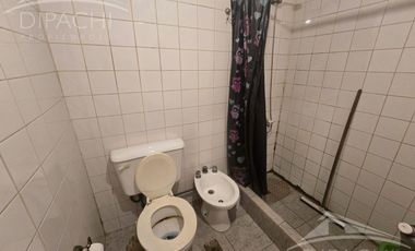 Complejo al frente con cochera y seis unidades habitacionales – Ideal inversión