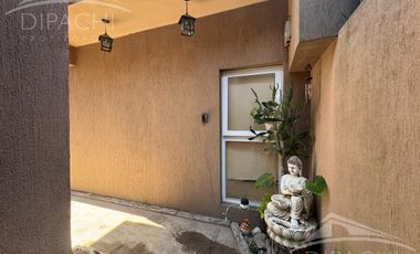 Complejo al frente con cochera y seis unidades habitacionales – Ideal inversión