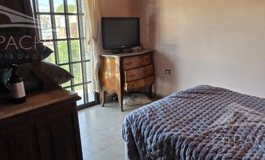 Complejo al frente con cochera y seis unidades habitacionales – Ideal inversión