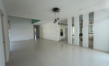 AMPLIA RESIDENCIA EN RENTA EN RESIDENCIA ALTARIA AL NTE. DE AGUASCALIENTES