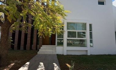 AMPLIA RESIDENCIA EN RENTA EN RESIDENCIA ALTARIA AL NTE. DE AGUASCALIENTES