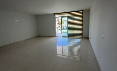 AMPLIA RESIDENCIA EN RENTA EN RESIDENCIA ALTARIA AL NTE. DE AGUASCALIENTES