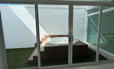 AMPLIA RESIDENCIA EN RENTA EN RESIDENCIA ALTARIA AL NTE. DE AGUASCALIENTES