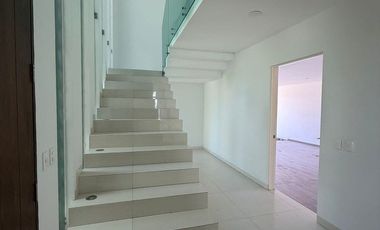 AMPLIA RESIDENCIA EN RENTA EN RESIDENCIA ALTARIA AL NTE. DE AGUASCALIENTES