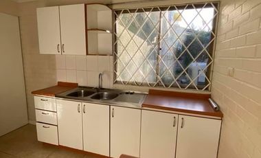 Casa en arriendo c/ estacionamiento en Belloto Centro