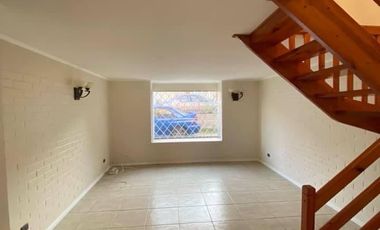 Casa en arriendo c/ estacionamiento en Belloto Centro