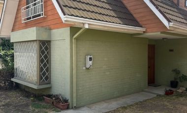 Casa en arriendo c/ estacionamiento en Belloto Centro