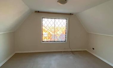 Casa en arriendo c/ estacionamiento en Belloto Centro