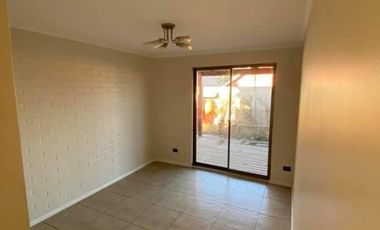 Casa en arriendo c/ estacionamiento en Belloto Centro