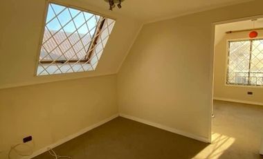 Casa en arriendo c/ estacionamiento en Belloto Centro