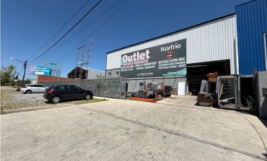Galpon 970m2 con oficinas en Colectora Sur